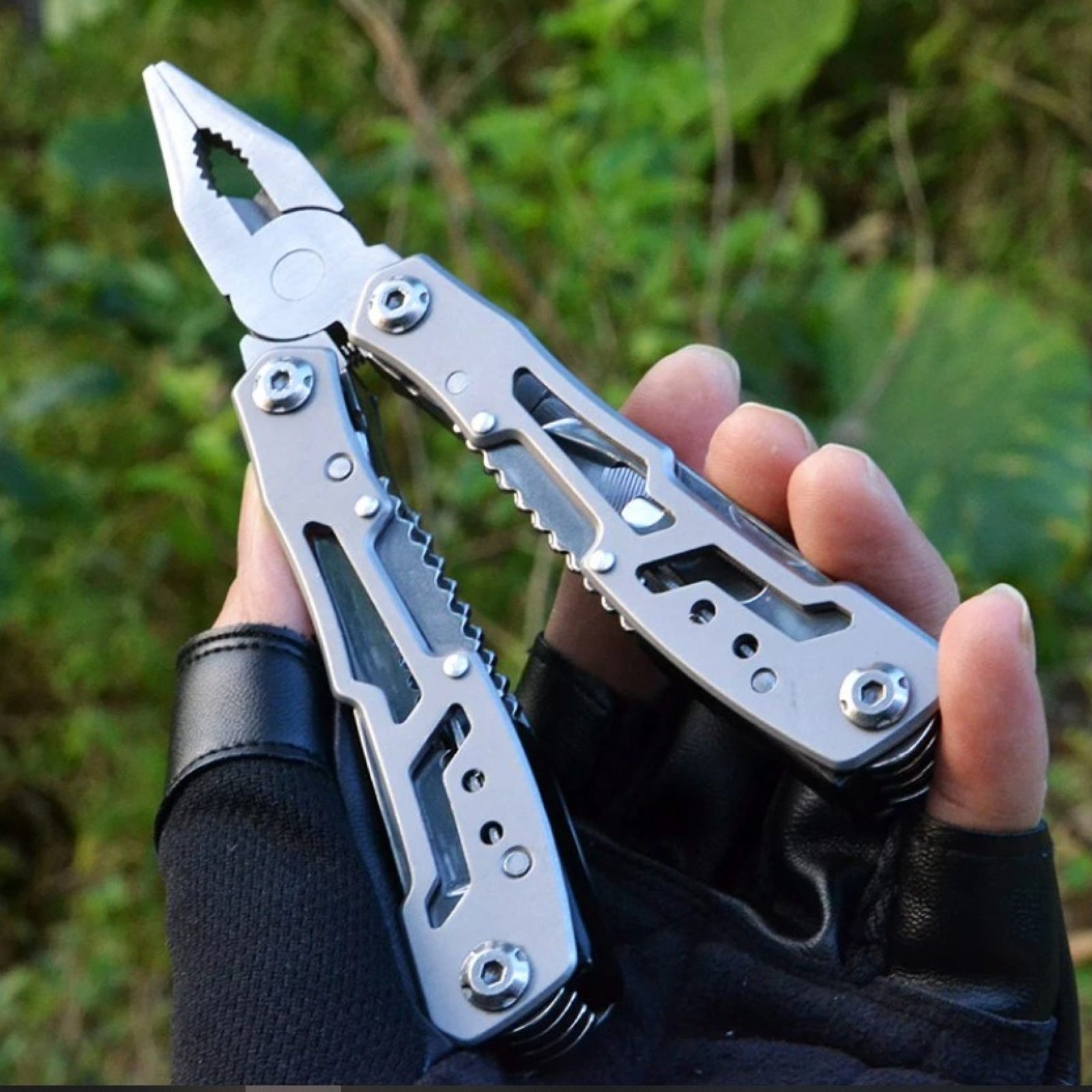 Jeep Multitool with Knife, Pliers & 11 Bits – Sharp Stainless Steel Multi Tool 24-in-1